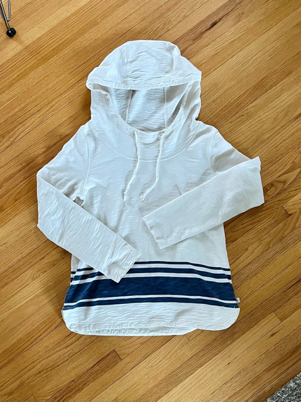 Eddie Bauer women’s M ivory French terry hoodie with blue stripe trim